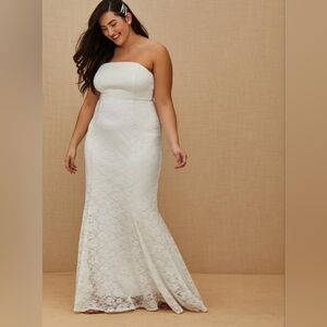 Women's Plus Size White Lace Strapless Fit & Flare Wedding Dress Cloud dancer